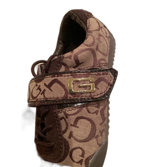 Authentic Guess Sneakers 8.5 Women’s Brown Monogram NWOB  canvas gold accents - Picture 3 of 12